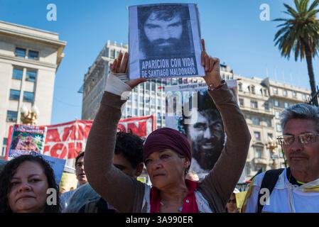19 octobre 2017 - Buenos Aires, Argentine - les organisations sociales et politiques et les mères de la Plaza de Mayo marchent autour de la Pyramide de mai à la Plaza de Mayo, et demandent au gouvernement l'apparition de Santiago Maldonado. Mardi, un corps est apparu sur les rives de la rivière Chubut, qui pourrait être celui de la jeunesse disparue le 1er août 2017, les examinateurs sont en train de déterminer l'identification. (Crédit image : © Julietta Ferrario/ZUMA Wire/ZUMAPRESS.com) Banque D'Images