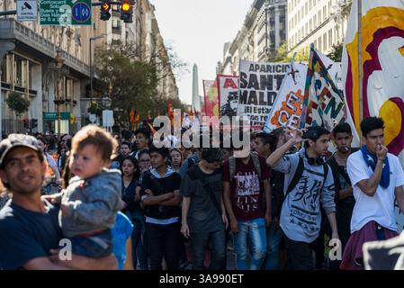 19 octobre 2017 - Buenos Aires, Argentine - les organisations sociales et politiques et les mères de la Plaza de Mayo marchent autour de la Pyramide de mai à la Plaza de Mayo, et demandent au gouvernement l'apparition de Santiago Maldonado. Mardi, un corps est apparu sur les rives de la rivière Chubut, qui pourrait être celui de la jeunesse disparue le 1er août 2017, les examinateurs sont en train de déterminer l'identification. (Crédit image : © Julietta Ferrario/ZUMA Wire/ZUMAPRESS.com) Banque D'Images