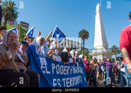 19 octobre 2017 - Buenos Aires, Argentine - les organisations sociales et politiques et les mères de la Plaza de Mayo marchent autour de la Pyramide de mai à la Plaza de Mayo, et demandent au gouvernement l'apparition de Santiago Maldonado. Mardi, un corps est apparu sur les rives de la rivière Chubut, qui pourrait être celui de la jeunesse disparue le 1er août 2017, les examinateurs sont en train de déterminer l'identification. (Crédit image : © Julietta Ferrario/ZUMA Wire/ZUMAPRESS.com) Banque D'Images