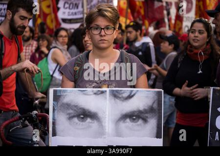 19 octobre 2017 - Buenos Aires, Argentine - les organisations sociales et politiques et les mères de la Plaza de Mayo marchent autour de la Pyramide de mai à la Plaza de Mayo, et demandent au gouvernement l'apparition de Santiago Maldonado. Mardi, un corps est apparu sur les rives de la rivière Chubut, qui pourrait être celui de la jeunesse disparue le 1er août 2017, les examinateurs sont en train de déterminer l'identification. (Crédit image : © Julietta Ferrario/ZUMA Wire/ZUMAPRESS.com) Banque D'Images