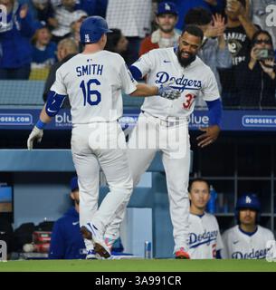 Los Angeles, États-Unis. 29 mars 2025. Will Smith (16 ans), le catcheur des Dodgers de Los Angeles, célèbre avec Teoscar Henandez après avoir frappé un home-run en solo en sixième manche contre les Tigers de Detroit au Dodger Stadium de Los Angeles le samedi 29 mars 2025. Les Dodgers ont battu les Tigers de Détroit 7-3 pour le balayage. Photo de Jim Ruymen/UPI crédit : UPI/Alamy Live News Banque D'Images