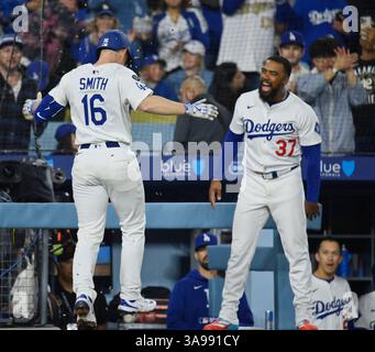 Los Angeles, États-Unis. 29 mars 2025. Will Smith (16 ans), le catcheur des Dodgers de Los Angeles, célèbre avec Teoscar Henandez après avoir frappé un home-run en solo en sixième manche contre les Tigers de Detroit au Dodger Stadium de Los Angeles le samedi 29 mars 2025. Les Dodgers ont battu les Tigers de Détroit 7-3 pour le balayage. Photo de Jim Ruymen/UPI crédit : UPI/Alamy Live News Banque D'Images