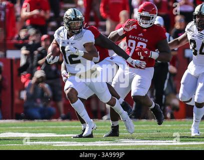 21 octobre 2017 : le quarterback de Purdue Boilermakers Jared Sparks (12 ans) se précipite pendant la première mi-temps lors d'un match de football NCAA entre les Purdue Boilermakers et les Rutgers Scarlet Knights au High point solutions Stadium de Piscataway, NJ Mike Langish/Cal Sport Media. (Image de crédit : &copy ; Mike Langish/CSM via ZUMA Wire) Banque D'Images