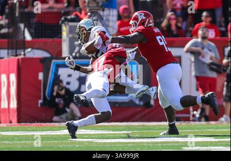 21 octobre 2017 : le quarterback de Purdue Boilermakers Jared Sparks (12 ans) est attaqué par le défenseur des Rutgers Scarlet Knights K.J. Gray (17 ans) lors d'un match de football NCAA entre les Purdue Boilermakers et les Rutgers Scarlet Knights au High point solutions Stadium de Piscataway, NJ Mike Langish/Cal Sport Media. (Image de crédit : &copy ; Mike Langish/CSM via ZUMA Wire) Banque D'Images