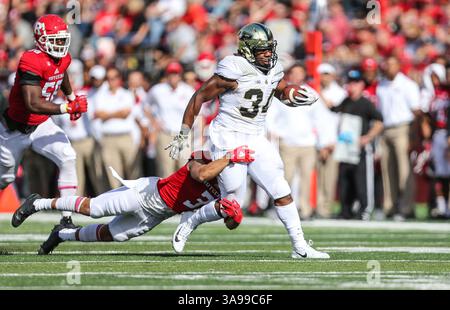 21 octobre 2017 : Purdue Boilermakers Running Back Richie Worship (34) est abattu par le linebacker des Rutgers Scarlet Knights Olakunle Fatukasi (3) lors d'un match de football NCAA entre les Purdue Boilermakers et les Rutgers Scarlet Knights au High point solutions Stadium de Piscataway, NJ Mike Langish/Cal Sport Media. (Image de crédit : &copy ; Mike Langish/CSM via ZUMA Wire) Banque D'Images