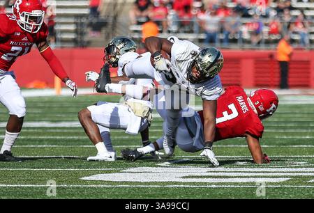 21 octobre 2017 : Purdue Boilermakers Running Back Richie Worship (34) est abattu par le linebacker des Rutgers Scarlet Knights Olakunle Fatukasi (3) lors d'un match de football NCAA entre les Purdue Boilermakers et les Rutgers Scarlet Knights au High point solutions Stadium de Piscataway, NJ Mike Langish/Cal Sport Media. (Image de crédit : &copy ; Mike Langish/CSM via ZUMA Wire) Banque D'Images