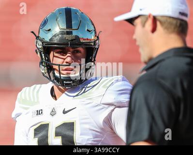 21 octobre 2017 : le quarterback de Purdue Boilermakers David Blough (11 ans) parle à un entraîneur avant un match de football NCAA entre les Purdue Boilermakers et les Rutgers Scarlet Knights au High point solutions Stadium de Piscataway, NJ Mike Langish/Cal Sport Media. (Image de crédit : &copy ; Mike Langish/CSM via ZUMA Wire) Banque D'Images