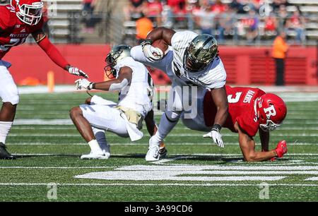 21 octobre 2017 : Purdue Boilermakers Running Back Richie Worship (34) est abattu par le linebacker des Rutgers Scarlet Knights Olakunle Fatukasi (3) lors d'un match de football NCAA entre les Purdue Boilermakers et les Rutgers Scarlet Knights au High point solutions Stadium de Piscataway, NJ Mike Langish/Cal Sport Media. (Image de crédit : &copy ; Mike Langish/CSM via ZUMA Wire) Banque D'Images