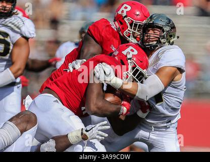 21 octobre 2017 : Markus Bailey, linebacker de Purdue Boilermakers (21 ans), tente d'arrêter Rutgers Scarlet Knights en cours d'exécution Gus Edwards (13 ans) lors d'un match de football NCAA entre Purdue Boilermakers et Rutgers Scarlet Knights au High point solutions Stadium de Piscataway, NJ Mike Langish/Cal Sport Media. (Image de crédit : &copy ; Mike Langish/CSM via ZUMA Wire) Banque D'Images