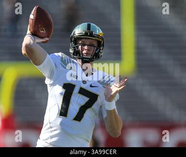21 octobre 2017 : le quarterback de Purdue Boilermakers Nick Sipe (17 ans) se réchauffe avant un match de football NCAA entre les Purdue Boilermakers et les Rutgers Scarlet Knights au High point solutions Stadium de Piscataway, NJ Mike Langish/Cal Sport Media. (Image de crédit : &copy ; Mike Langish/CSM via ZUMA Wire) Banque D'Images