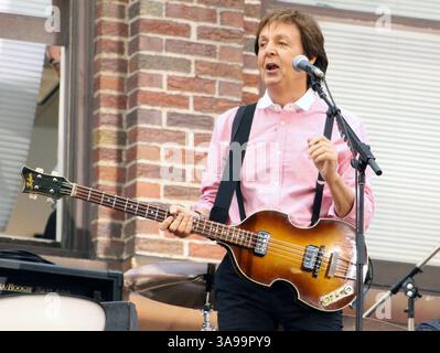 18 juillet 2009 - New York, NY, États-Unis - 15 juillet 2009 - New York, NY - Sir Paul McCartney. L'ancien Beatle Paul McCartney s'est produit en concert sur le toit de l'auvent devant le Ed Sullivan Theatre pour Late Show with David Letterman. Crédit photo : Alex Cole/AdMedia Banque D'Images