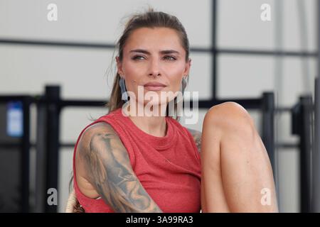 Alexander Zverev petite amie Sophia Thomalla regardant un match d'entraînement, Open d'Australie 2025, Melbourne Park, Melbourne, Victoria, Australie. Banque D'Images