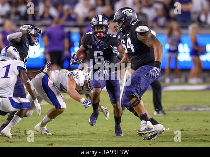 21 octobre 2017 : .TCU Horned Frogs running back Darius Anderson (6) porte la balle au cours d'un match de football NCAA entre Kansas Jayhawks et le TCU Corne grenouilles à Amon Carter Stadium à Fort Worth, Texas. .Manny Flores/CSM Banque D'Images