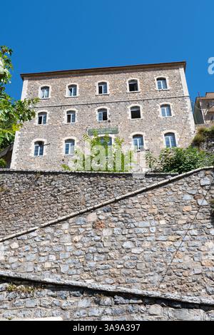 Lagadia, Grèce - 16 août 2022 - Lagadia gymnase et lycée (collège et lycée) extérieur Banque D'Images