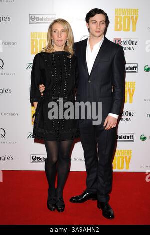 26 novembre 2009 - Londres, Royaume-Uni, États-Unis - 26 novembre 2009 - Londres, Angleterre - Sam Taylor Wood et Aaron Johnson. Première de Nowhere Boy. Crédit photo : Mark Chilton/Richfoto/AdMedia. Banque D'Images