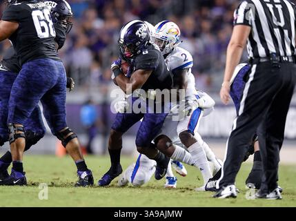 21 octobre 2017 : .TCU Horned Frogs running back Darius Anderson (6) porte la balle au cours d'un match de football NCAA entre Kansas Jayhawks et le TCU Corne grenouilles à Amon Carter Stadium à Fort Worth, Texas. .Manny Flores/CSM Banque D'Images