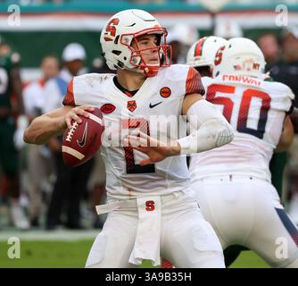 21 octobre 2017 : le quarterback de Syracuse Orange Eric Dungey (2) en action lors du match de football universitaire entre Syracuse Orange et Miami Hurricanes au Hard Rock Stadium de Miami Gardens, en Floride. Miami a gagné 27-19. Mario Houben/CSM(image de crédit : &copy ; Mario Houben/CSM via ZUMA Wire) Banque D'Images