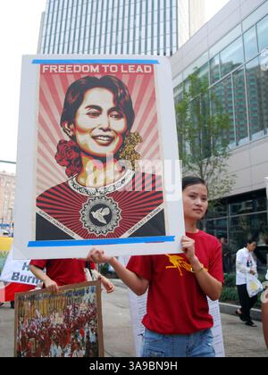 24 septembre 2009 - États-Unis - 24 septembre 2009 - Pittsburgh, Pennsylvanie - Sommet du G20. marche pacifique de manifestation par des moines bouddhistes et birmans dans le centre-ville de Pittsburgh pendant le sommet du G20. Crédit photo : Josh Drespling/AdMedia (crédit image : © Josh Drespling/AdMedia via ZUMA Wire) Banque D'Images