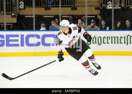 26 octobre 2017 : Brendan Perlini (11 ans), l'aile gauche des Coyotes de l'Arizona, est en action pendant le match entre les Rangers de New York et les Coyotes de l'Arizona au Madison Square Garden à Manhattan, New York. Crédit obligatoire : Kostas Lymperopoulos/CSM (crédit image : &copy ; Kostas Lymperopoulos/CSM via ZUMA Wire) Banque D'Images