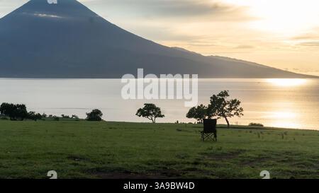 Chaise de camping dans la Savane face à l'océan et au Mont Inerie au lever du soleil Banque D'Images