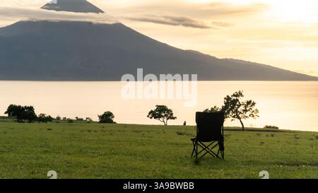 Chaise de camping dans la Savane face à l'océan et au Mont Inerie au lever du soleil Banque D'Images