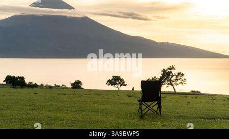 Chaise de camping dans la Savane face à l'océan et au Mont Inerie au lever du soleil Banque D'Images
