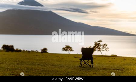 Chaise de camping dans la Savane face à l'océan et au Mont Inerie au lever du soleil Banque D'Images