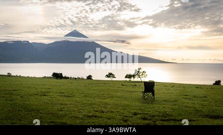 Chaise de camping dans la Savane face à l'océan et au Mont Inerie au lever du soleil Banque D'Images