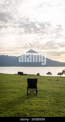 Chaise de camping dans la Savane face à l'océan et au Mont Inerie au lever du soleil Banque D'Images