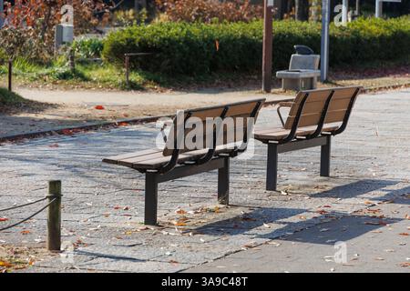 Banc dans le parc public, espace public extérieur espace de repos vide chaises longues en bois bancs pour se détendre dans le jardin Banque D'Images