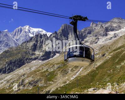 Pavillon, Italie - 1er août 2022 : vue sur le Skyway Monte Bianco, le téléphérique allant de Courmayeur au sommet du Mont Blanc. Banque D'Images