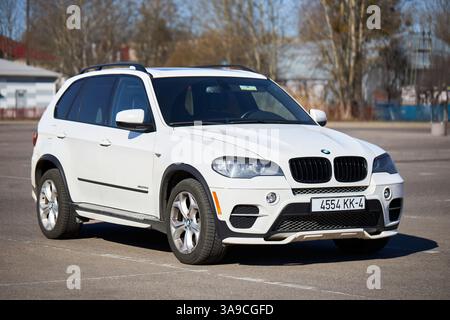 Berlin, Allemagne - 20 mars 2025 : BMW E70 II 3.5D deuxième génération BMW X5 VUS multisegment de luxe de taille moyenne garé dans le stationnement ciblé sur urbain Banque D'Images