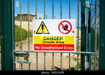 Danger zone dangereuse pas d'entrée non autorisée panneau sur la clôture fermée Hythe Ranges, Ministère de la Défense, Hythe, Kent Banque D'Images