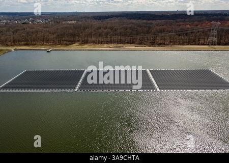 Delaware, Ohio - panneaux solaires flottants sur un réservoir d'eau de la Del-Co Water Company. Les panneaux ont été installés par ciel & Terre, une société française t Banque D'Images