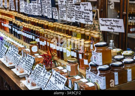 Produits à base de miel et de sirop faits à la main en vente au Borough Market Stall à Londres, Royaume-Uni, le 17 décembre 2023 Banque D'Images