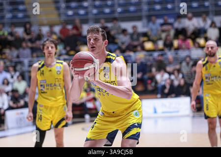 Turin, Italie. 30 mars 2025. #34 Maximiliam Ladurner (Reale Mutua basket Torino) pendant le Reale Mutua basket Torino vs Juventus Cremona, match italien de basket-ball Serie A2 Men à Turin, Italie, mars 30 2025 crédit : Agence photo indépendante/Alamy Live News Banque D'Images
