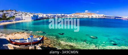 Île de Mykonos. Grèce vacances d'été. Panorama du vieux port en centre-ville avec mer turquoise et plage. Cyclades. Banque D'Images
