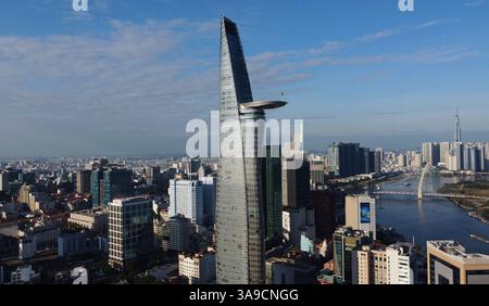 Ho Chi Minh ville, Vietnam - janvier 1, 2023 : gratte-ciel Stark Bitexco Tour financière et horizon. La rivière Saigon et le pont Ba son sur la droite. Banque D'Images