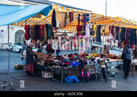 Turin, Italie - 27 novembre 2024 : magasin de vêtements au marché de Porta Palazzo, marché de rue avec des gens autour de Turin ou Torino, Piémont, Italie Banque D'Images
