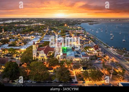 Architecture historique de la ville américaine. - Augustine, vieille ville de l'état de Floride la nuit. Rues et bâtiments vus d'en haut Banque D'Images