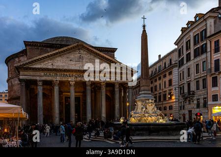 L'ancienne place du Panthéon sous le ciel du soir. La photo a été prise le 14 février 2025 à Rome, région du Latium, Italie. Banque D'Images