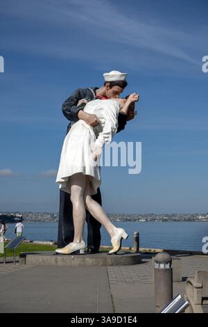 Statue de reddition inconditionnelle de l'artiste Seward Johnson, basée Sur Une photographie de Victor Jorgensen à San Diego près de l'USS Midway, Stock photo Banque D'Images