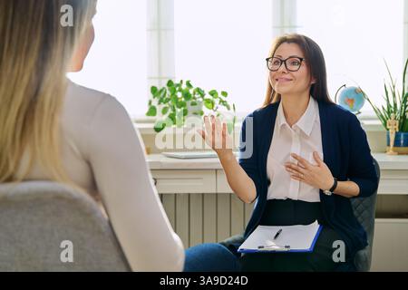 Psychothérapeute féminine, psychologue travaillant avec une jeune femme Banque D'Images