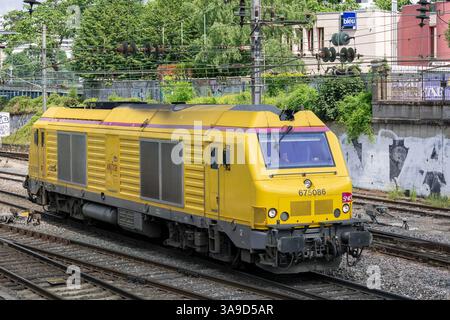 Nancy, France - vue sur une locomotive diesel-électrique jaune Alstom - Siemens BB 75000 traversant la gare de Nancy. Banque D'Images