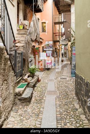 Stresa, Piémont, Italie - 6 septembre 2022 : Rue étroite avec bars, restaurants et boutiques de souvenirs dans le centre d'Isola dei Pescatori. Banque D'Images