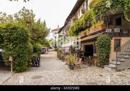 Stresa, Piémont, Italie - 6 septembre 2022 : rue avec bars, restaurants et boutiques de souvenirs dans le centre d'Isola dei Pescatori. Banque D'Images