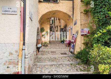 Stresa, Piémont, Italie - 6 septembre 2022 : Rue étroite avec bars, restaurants et boutiques de souvenirs dans le centre d'Isola dei Pescatori. Banque D'Images