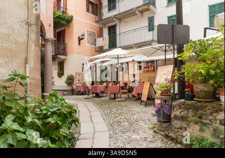 Stresa, Piémont, Italie - 6 septembre 2022 : rue avec bars, restaurants et boutiques de souvenirs dans le centre d'Isola dei Pescatori. Banque D'Images