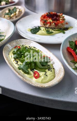 Crème d'avocat aux herbes fraîches et au Chili Banque D'Images