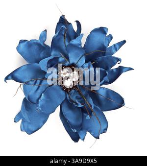 Fleur de tissu bleu avec des cristaux isolés sur un fond blanc Banque D'Images